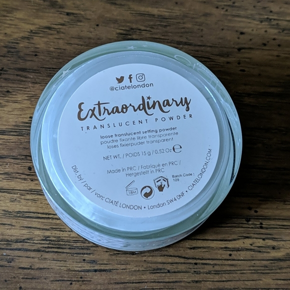 Extraordinary Translucent Powder - Picture 2 of 3